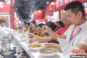 今日吉时“嗦粉”经济火热 中国多地“食力”出圈